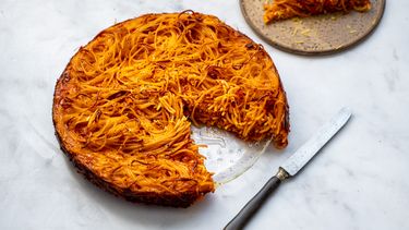 torta di pasta met 'nduja, zongedroogde tomaat en pecorino