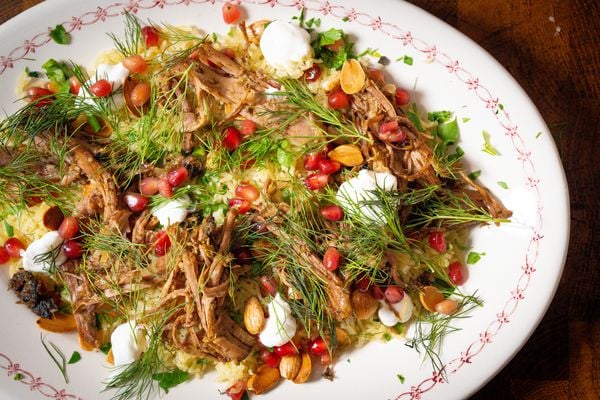 Lamsschouder met rijst, amandelen en kruiden