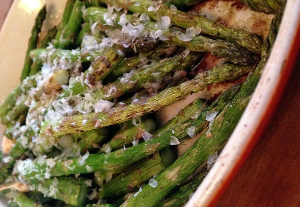 Geroosterde asperges met Parmezaan van Miljuschka Witzenhausen