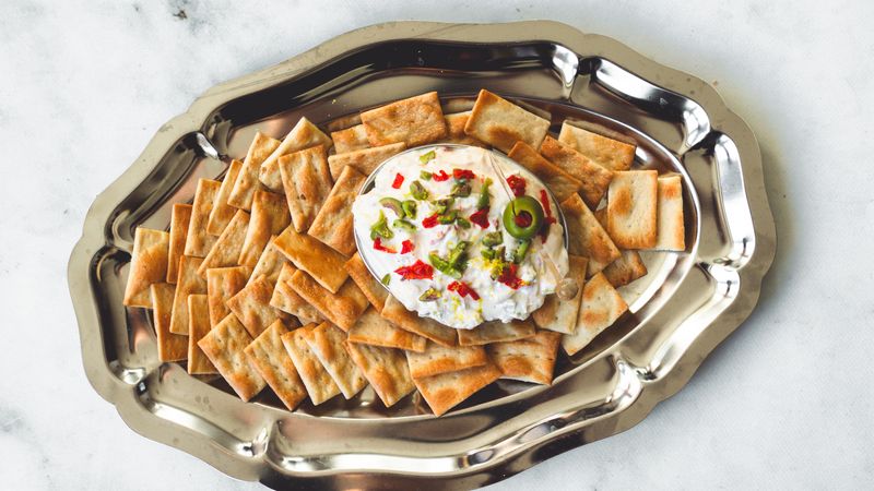 dirty martini dip met feta