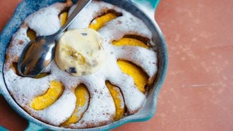 Nectarine cobbler met vanille-ijs: