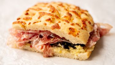 Belegde focaccia als illustratie van Italiaanse broodjes om zelf thuis te maken
