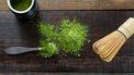 matcha poeder met matcha whisk