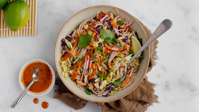Koude noedelsalade met supersnelle pindasaus