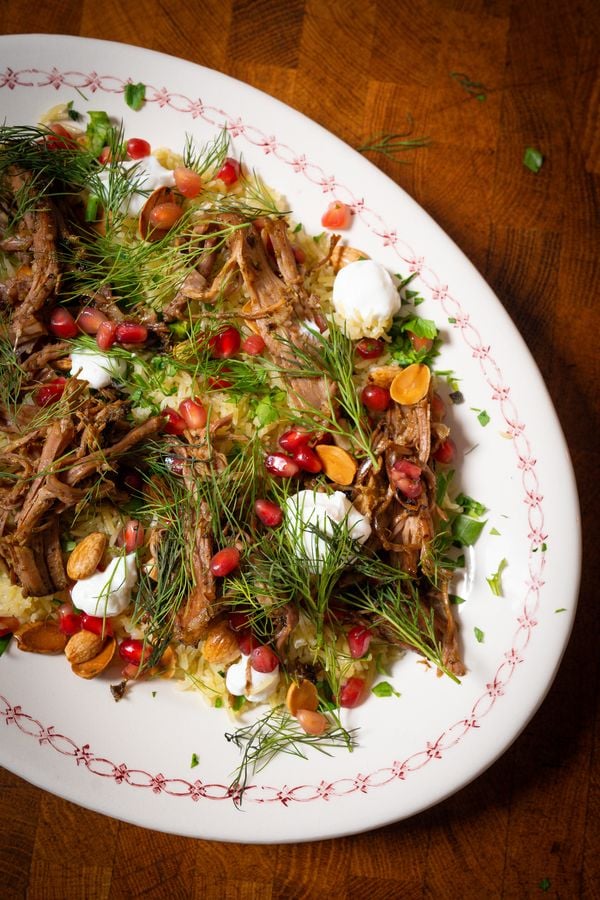 Lamsschouder met rijst, amandelen en kruiden