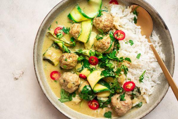 Green curry with meatballs