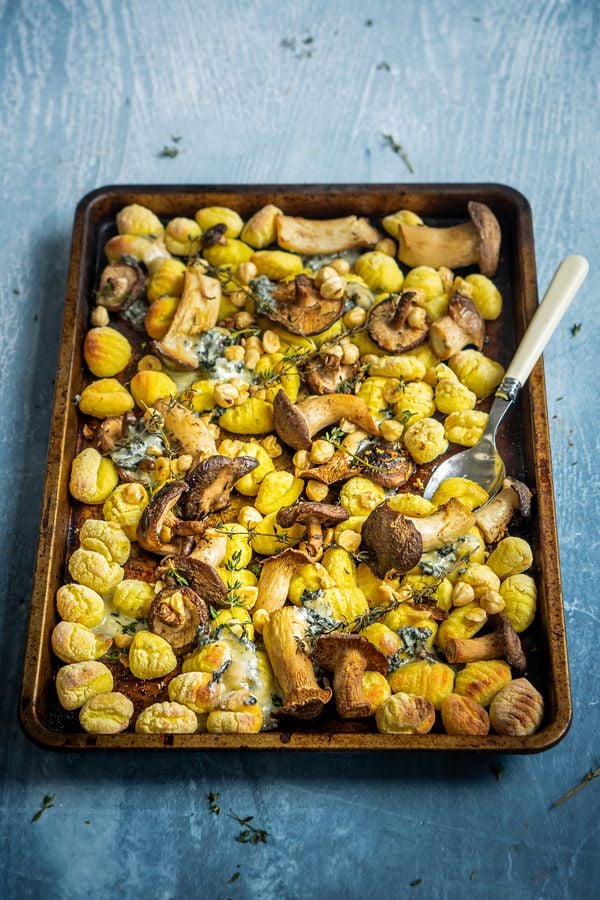 Traybake met paddenstoelen, gnocchi en blauwe kaas