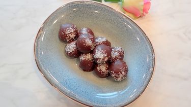Chocoladetruffels met cashewnoten en abrikozen