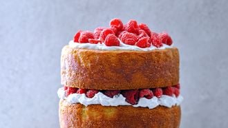 Vegan taart met vlierbloesem en frambozen