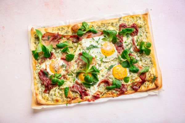 Flammkuchen with egg