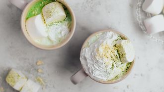 Witte chocolademelk met matcha
