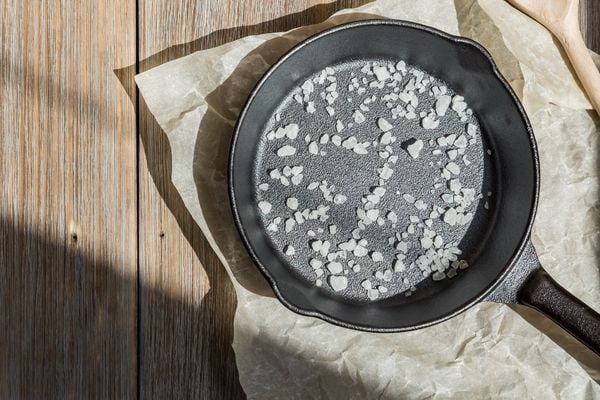 gietijzeren pan met zout