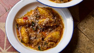 Zoete-aardappelgnocchi met gekruide aubergineragout