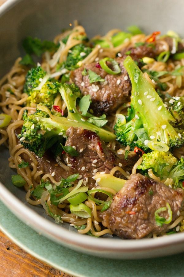 snelle noodles met broccoli en biefstukreepjes