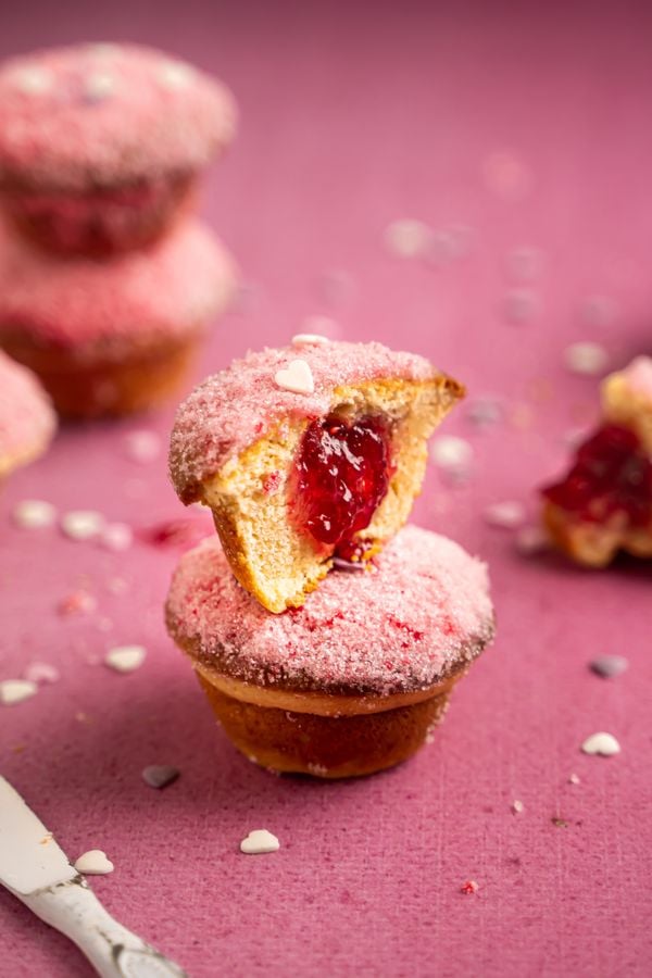 roze donutmuffins voor Valentijnsdag