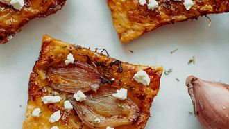 bladerdeegtaartjes met uien / uien tarte tatin hack