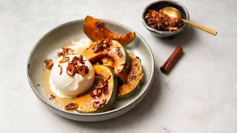 Pompoen met burrata en crispy chili-oil