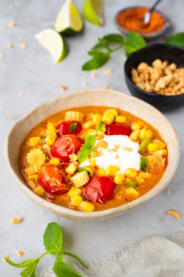 zomerse curry met mais, tomaat en tamarinde