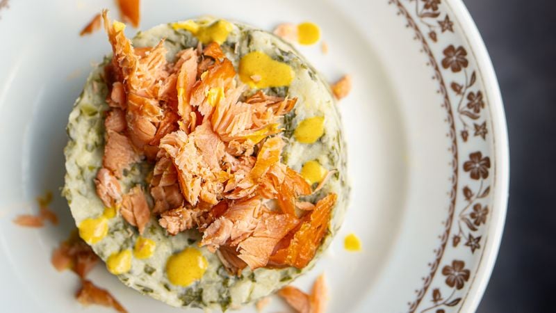 Knolselderijstamppot met mosterdjus en warmgerookte zalm | weekmenu