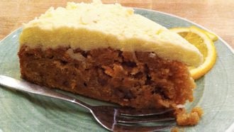 worteltjestaart of carrot cake van Bagels & Beans