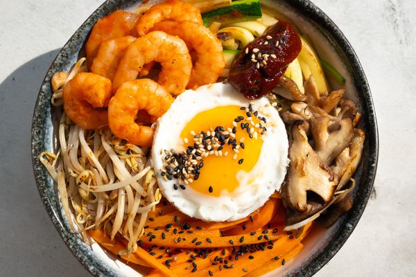 Koreaanse bibimbap met garnalen