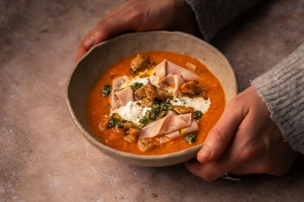 tomatensoep met burrata, pesto en mortadella