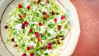 Bleekselderijsalade / bleekselderij met granaatappel