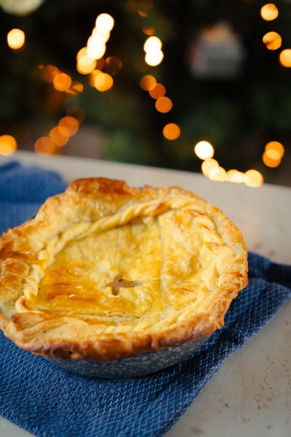 mini-kerstpasteitjes met bladerdeeg en kip