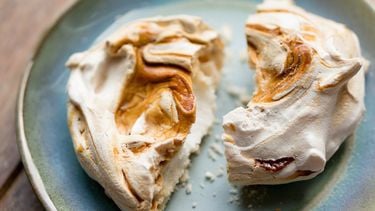 meringues met salted caramel als voorbeeld van recepten met eiwitten