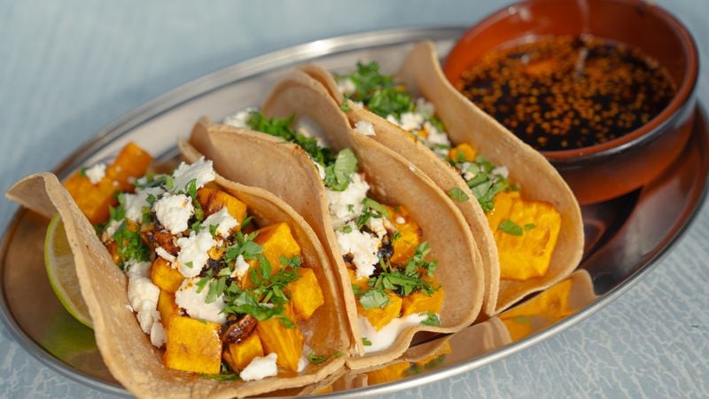 taco met geroosterde pompen en salsa macha