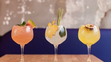 drie verschillende cocktails op een rij