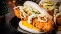 Bao buns met tempura garnalen, gouden mayo en venkel