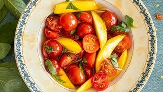 Eenvoudige tomatensalade met mango en Vietnamese dressing