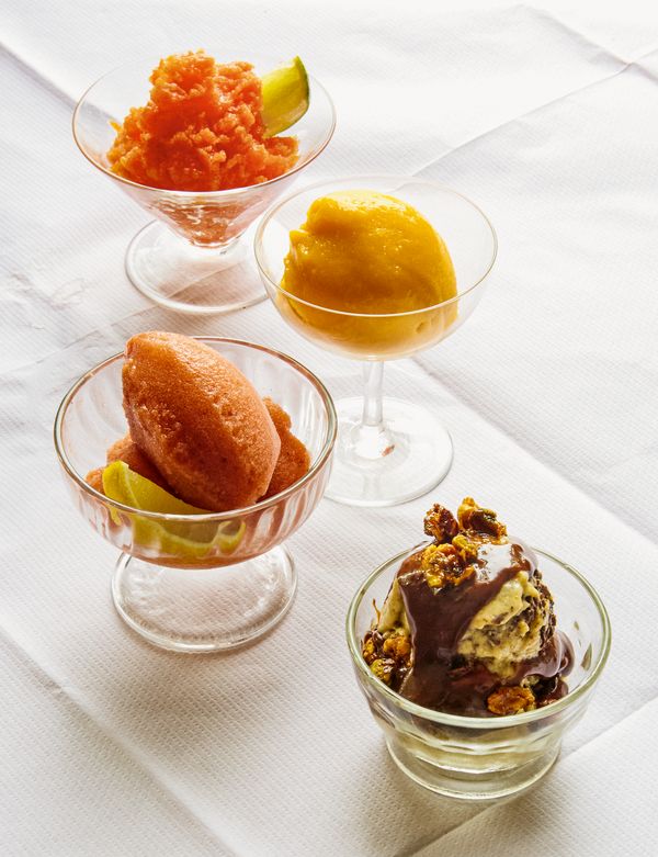 Gebakken-bananenijs met fudge