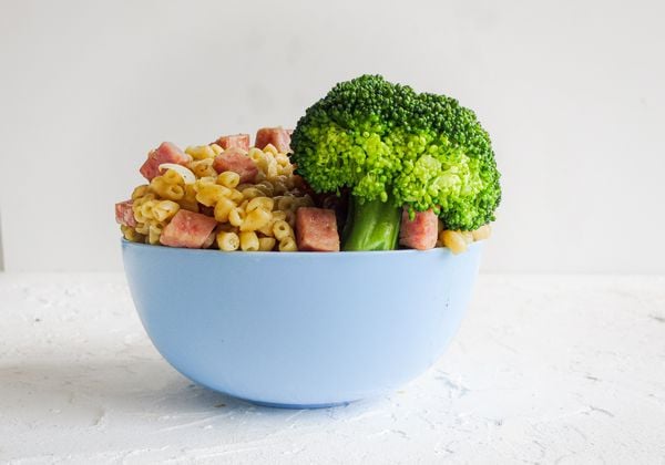 Macaroni met ham en broccoli