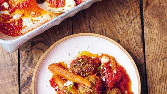 Traybake met gehaktballetjes uit Eet jezelf gezond van Jamie Oliver