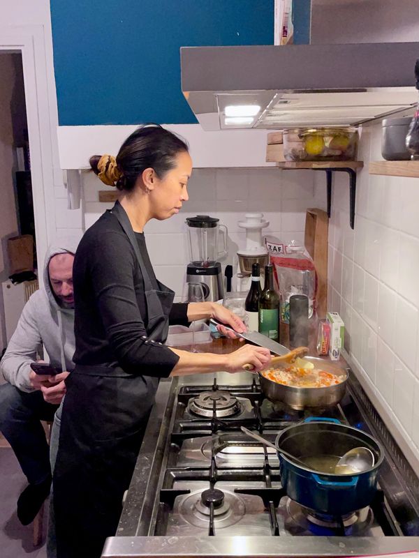 Chi Ling Wu in de keuken thuis