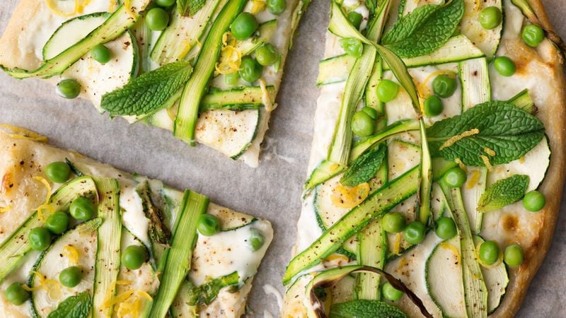 lichte lentepizza met groene asperges