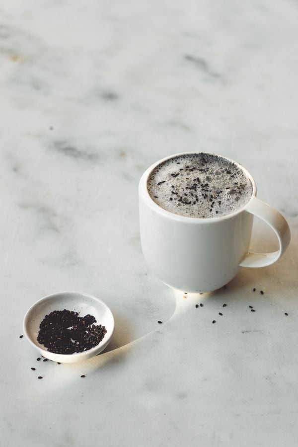Zwarte sesam latte | black sesame latte | zwarte tahin latte | latte met zwarte tahin
