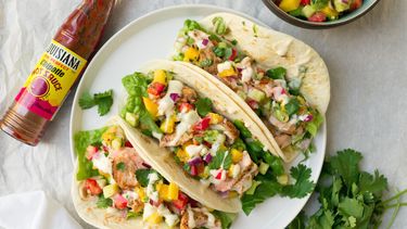Taco's met zalm en avocado-mangosalsa
