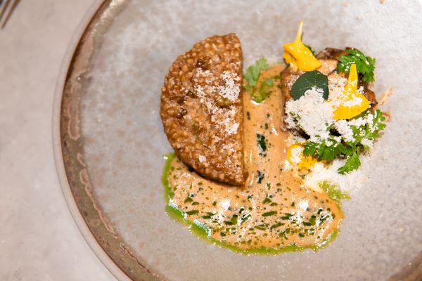 Tempeh van boekweit: vega versie van steak met pepersaus