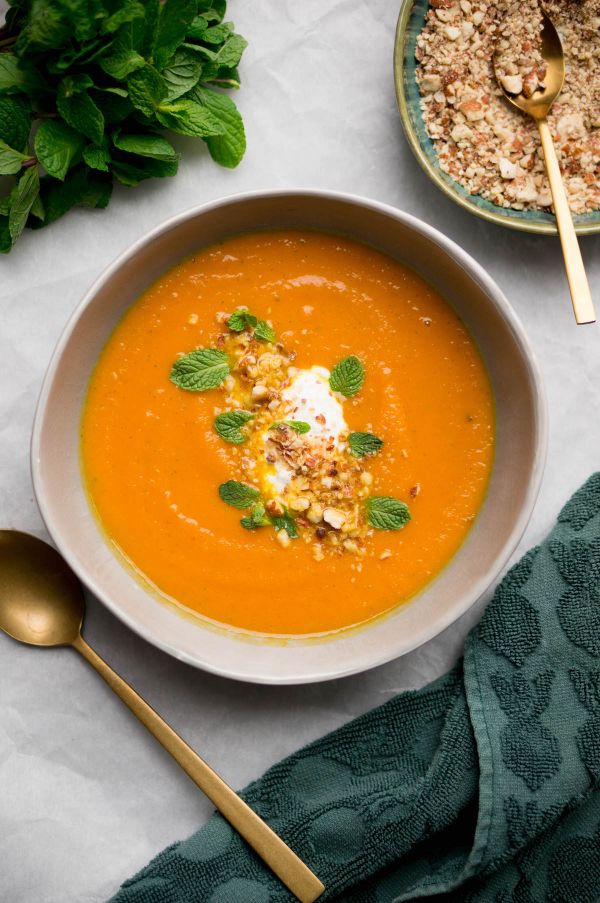 Quick carrot soup with mint