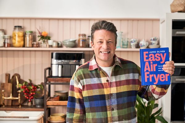 Jamie Oliver met zijn Airfryer-kookboek