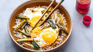 pittige eieren met rijst en bosui