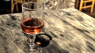 Oranje gekleurde wijn in glas