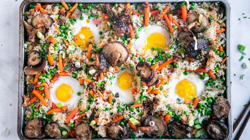 gebakken rijst van de bakplaat, perfect voor een praktisch weekmenu