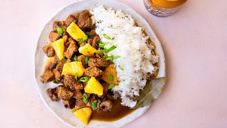 Adobo met varkensvlees en ananas