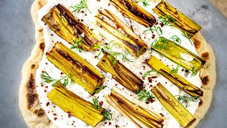HEADER flatbread met gegrilde prei en dille