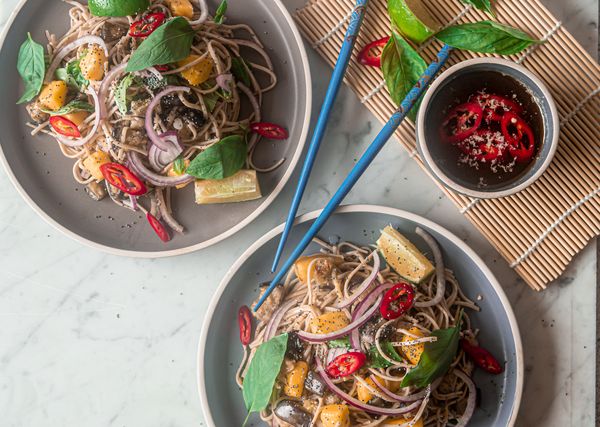 Makkelijke noedelsalade met mango en aubergine