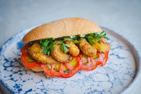 Po’boy met krokante garnalen en remouladesaus